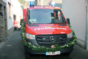Festlich geschmücktes Feuerwehrauto